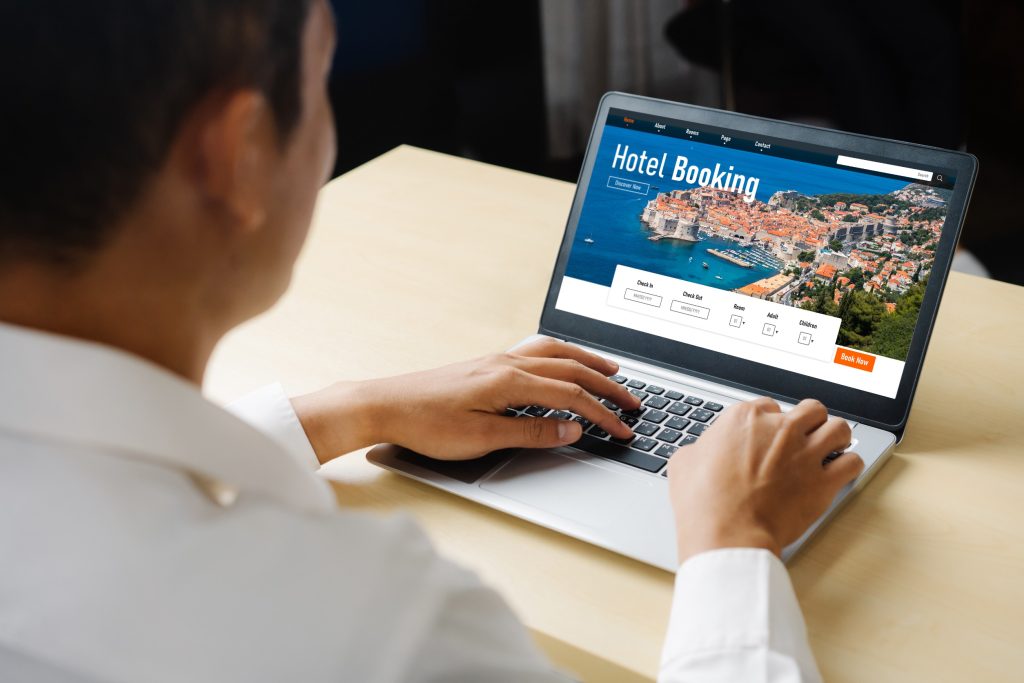 viajante reserva hotel online